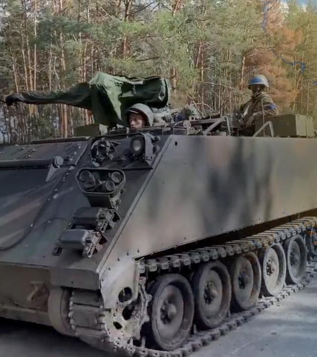 Eine Collage aus einer orange-gelben Landkarte, auf der die Ukraine zusehen ist, und einem ukrainischen Panzer.