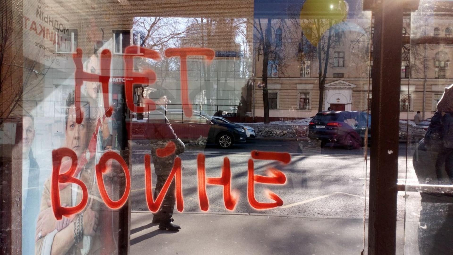 Graffiti an einer russischen Bushaltestelle in russischer Schrift