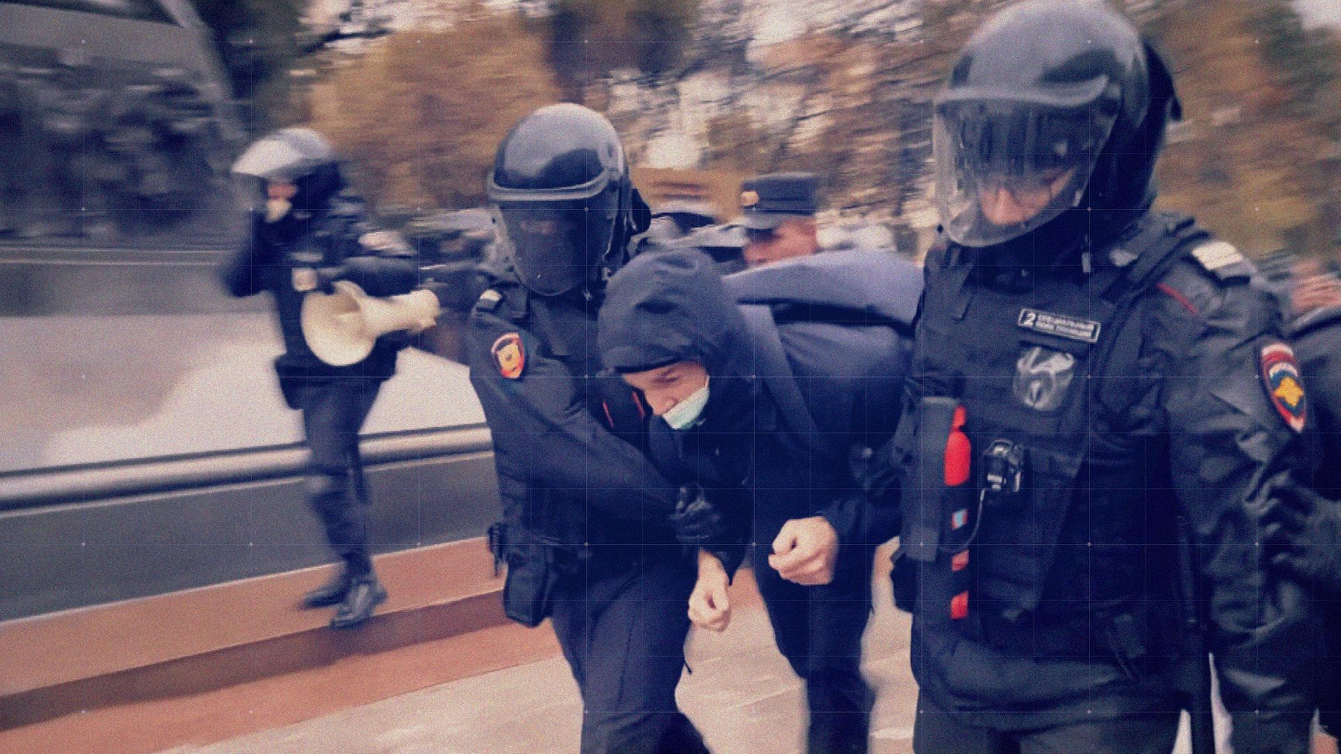 Junger Demonstrant wird von russischer Polizei abgeführt