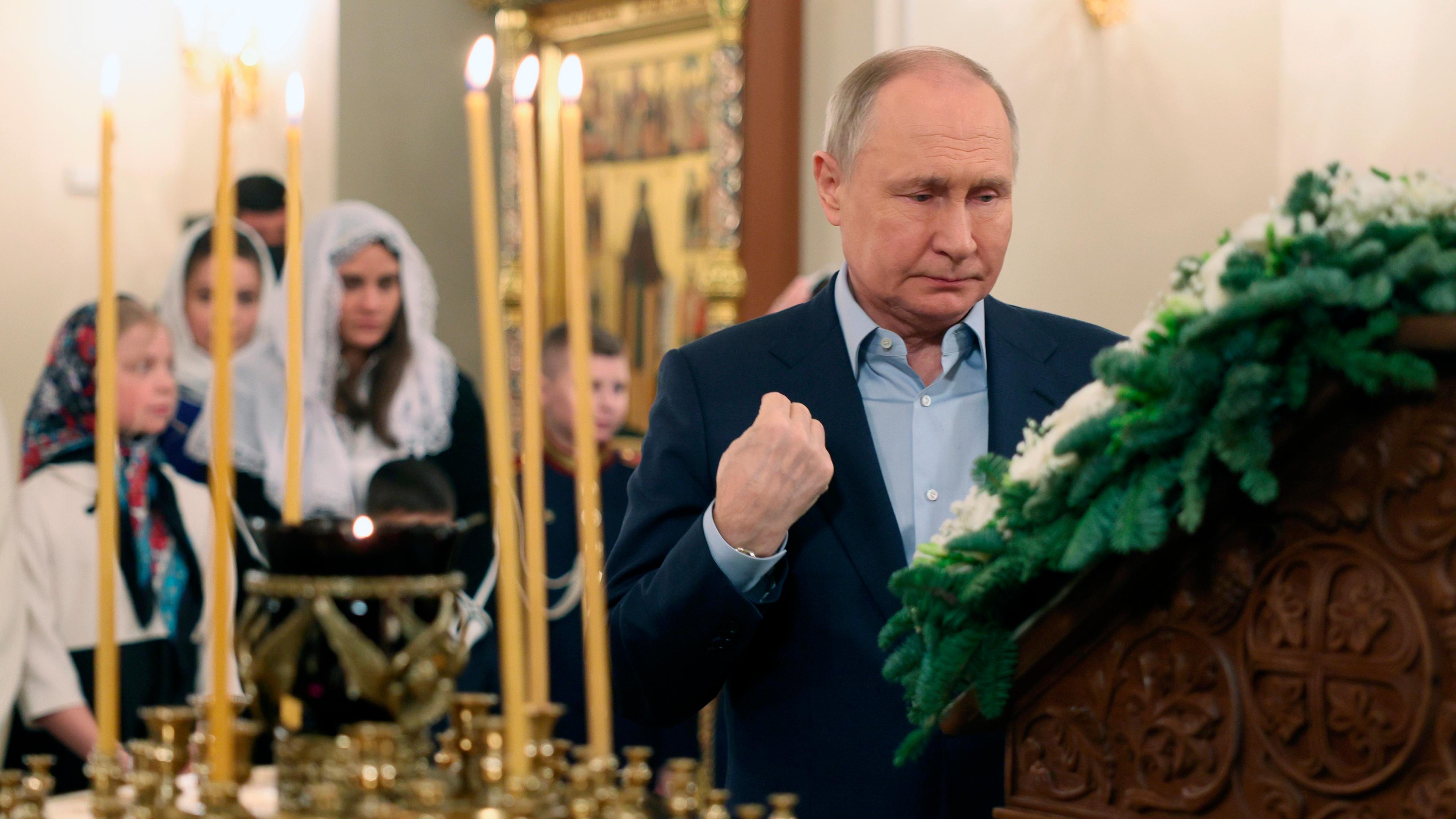 Russlands Präsident Putin inszeniert sich bei einem orthodoxen Weihnachtsgottesdienst mit Familien gestorbener Soldaten.