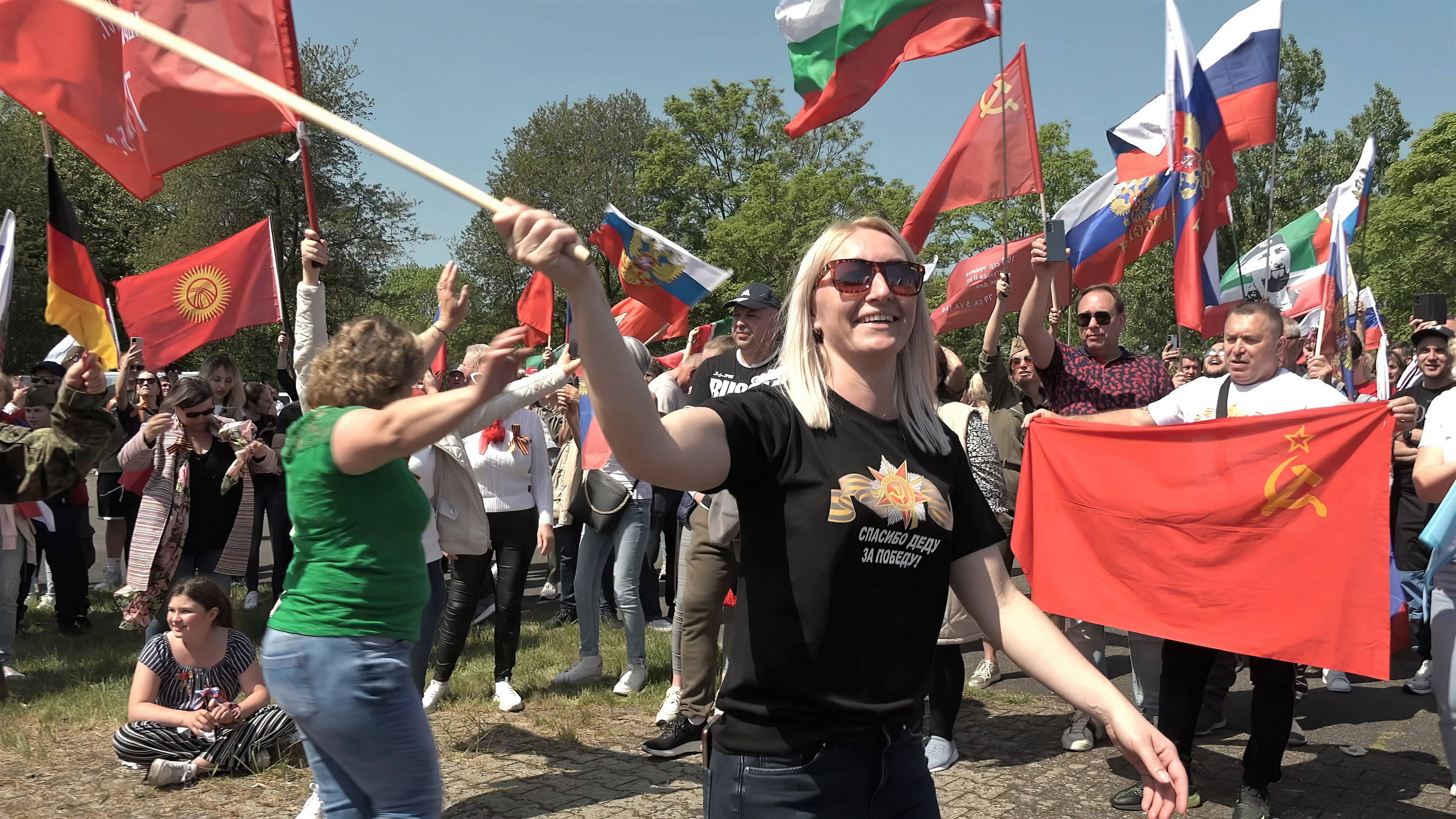 Aktivisten demonstrieren in Deutschland für Putins Politik.