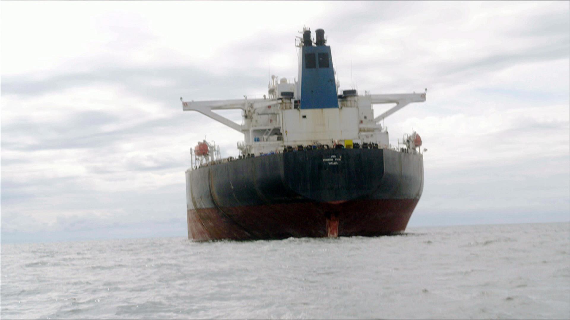 Alter schrottreifer Tanker auf der Ostsee
