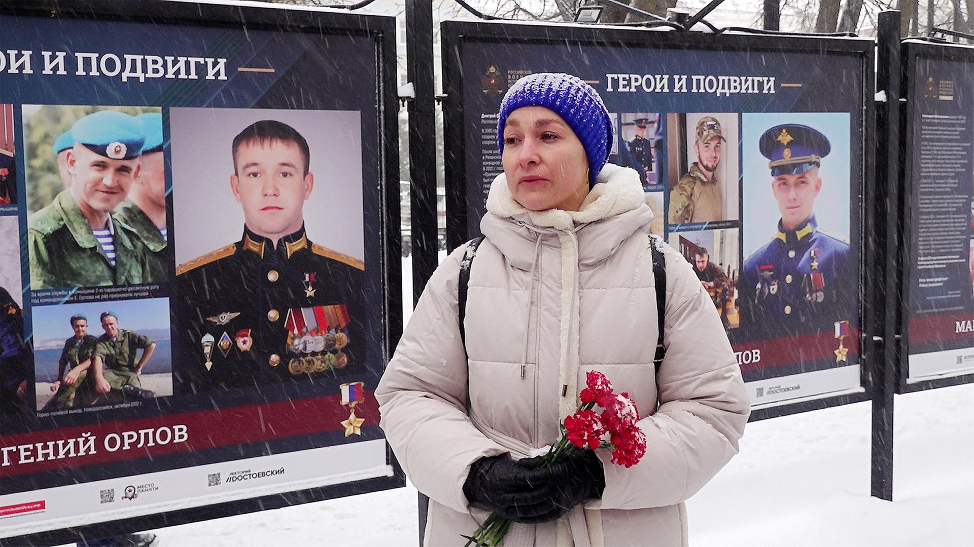 Teilnehmerin einer Foto-Ausstellung: „ Helden und Heldentaten“ in Moskau
