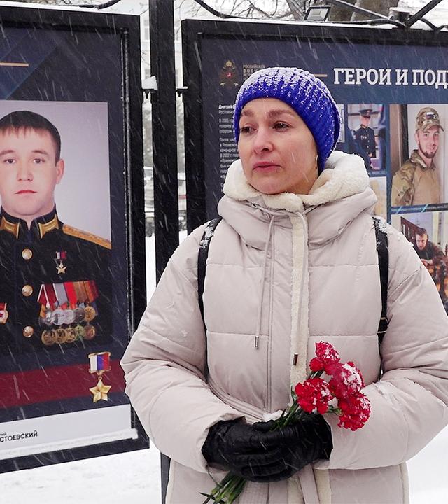 Teilnehmerin einer Foto-Ausstellung: „ Helden und Heldentaten“ in Moskau