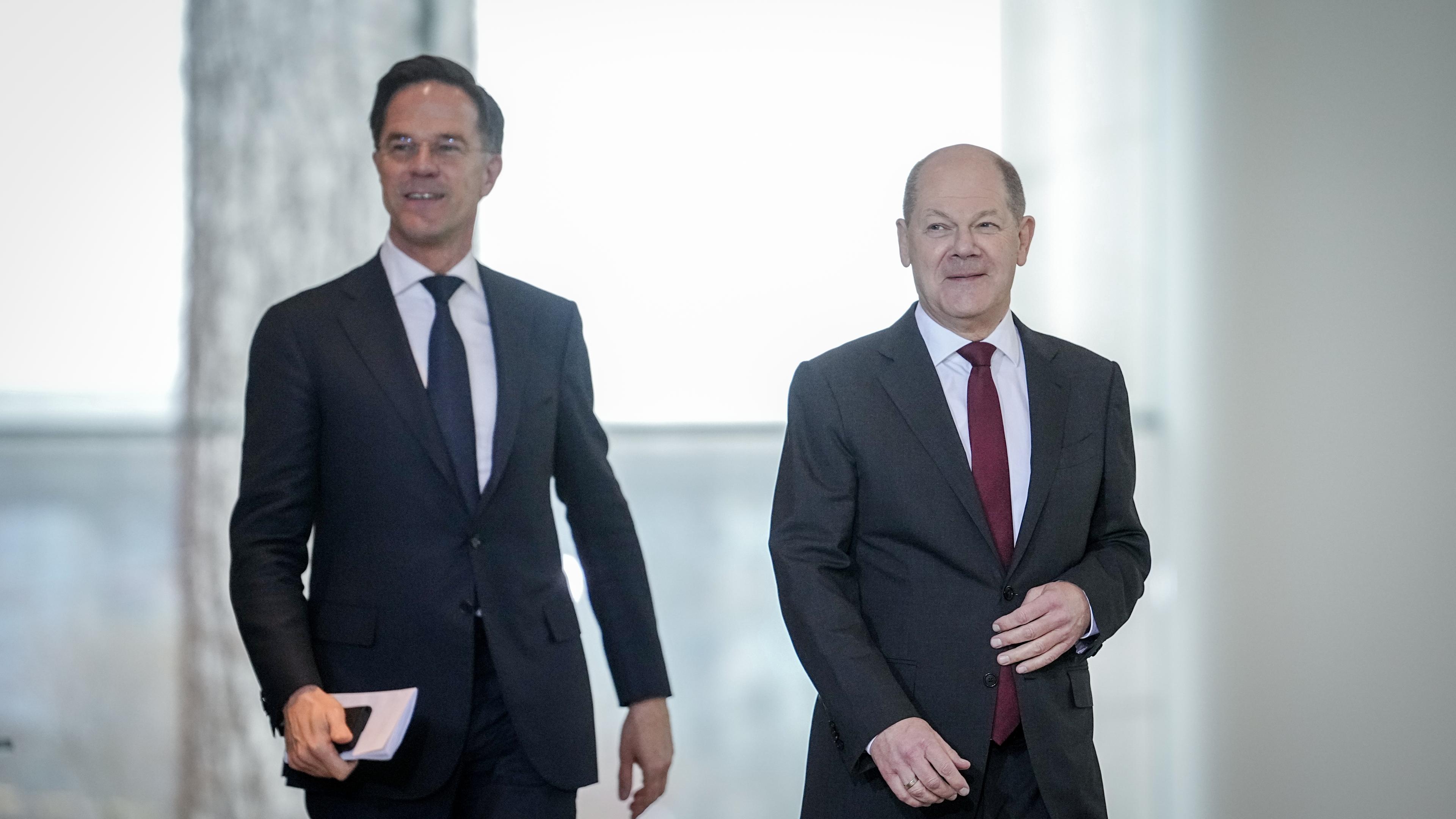 Bundeskanzler Olaf Scholz (SPD) und Mark Rutte (l), Ministerpräsident der Niederlande am 11.12.2023, Berlin