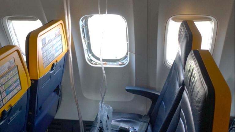 Zertrümmerte Fenster eines Ryanair-Flugzeugs.