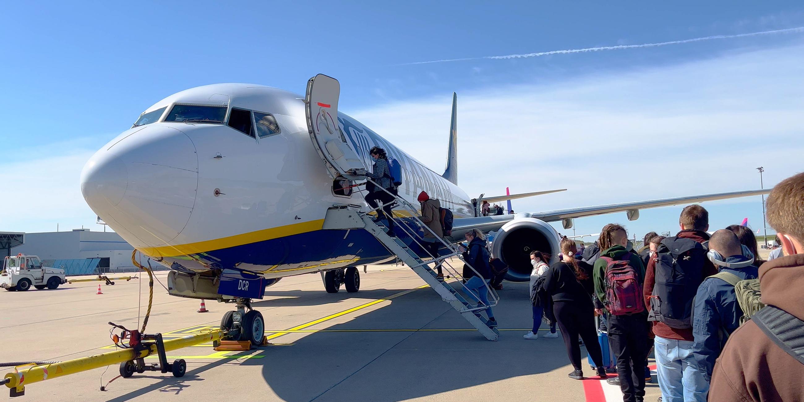 Passagiere steigen am Flughafen Frankfurt Hahn in ein Ryanair-Flugzeug 