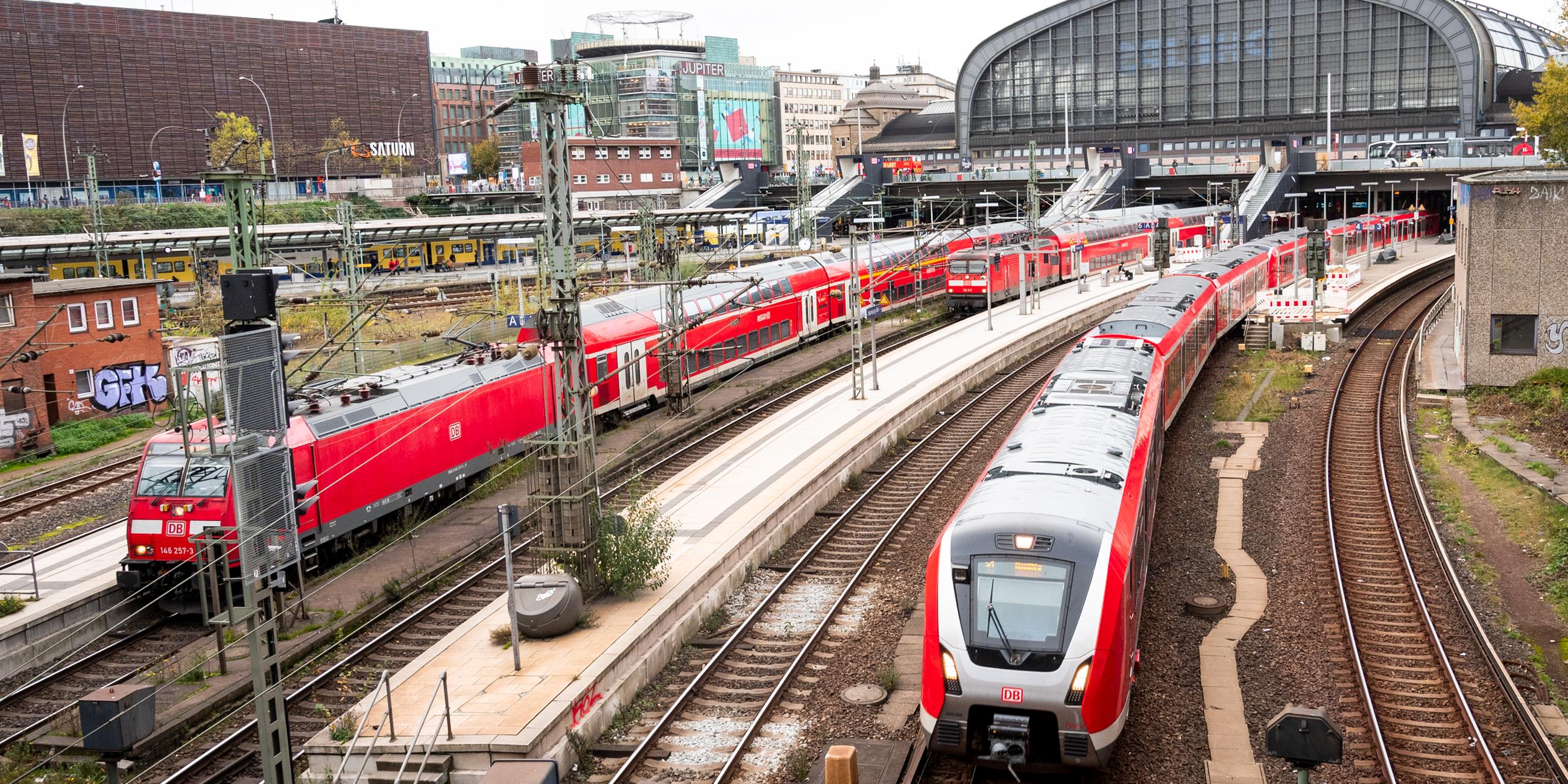 Eine S- und eine Regionalbahn fahren aus dem Hamburger Hauptbahnhof.