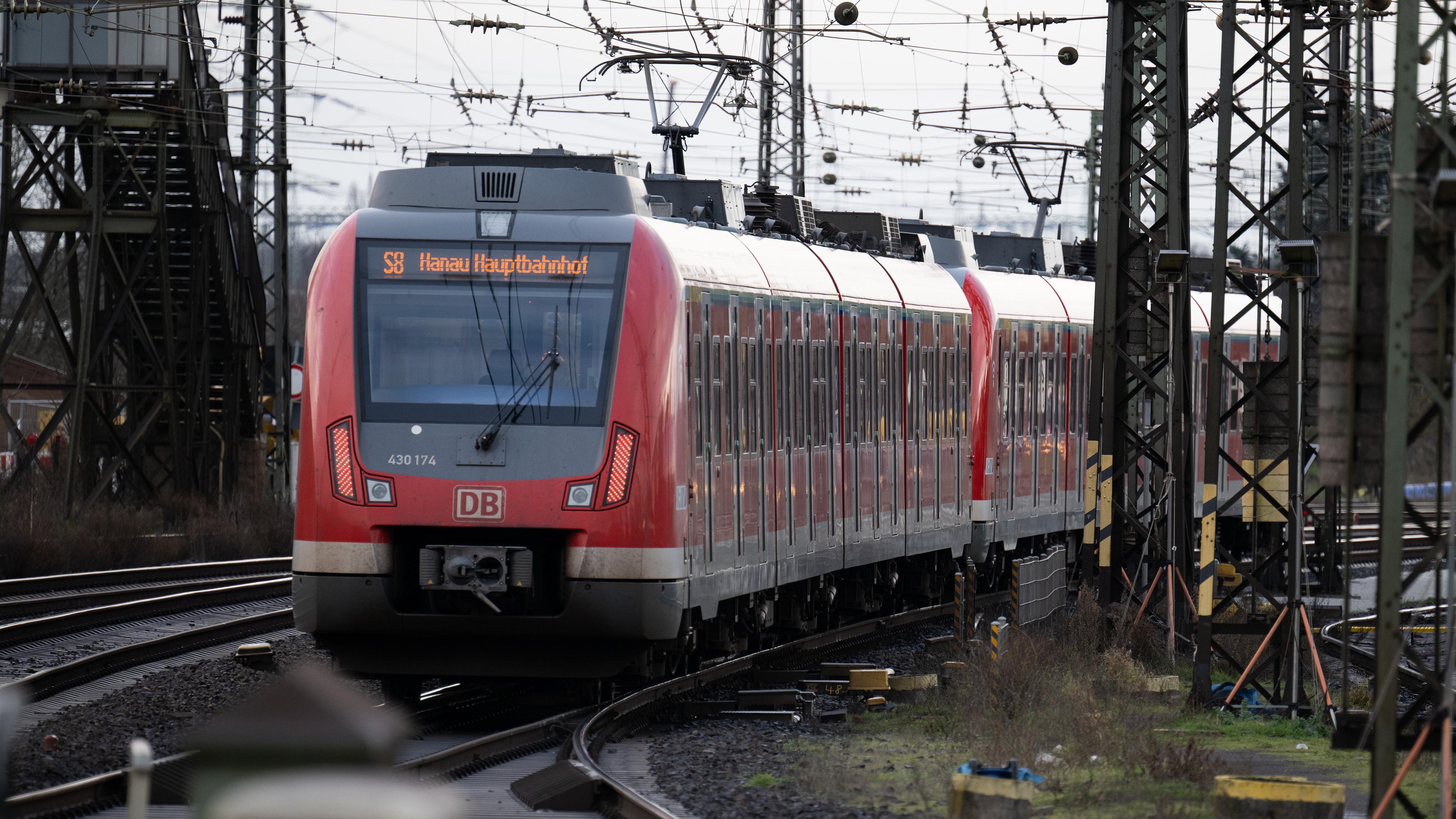 Eine S-Bahn von Wiesbaden über Mainz nach Hanau fährt auf Gleisen nahe des Bahnhofs Mainz-Bischofsheim