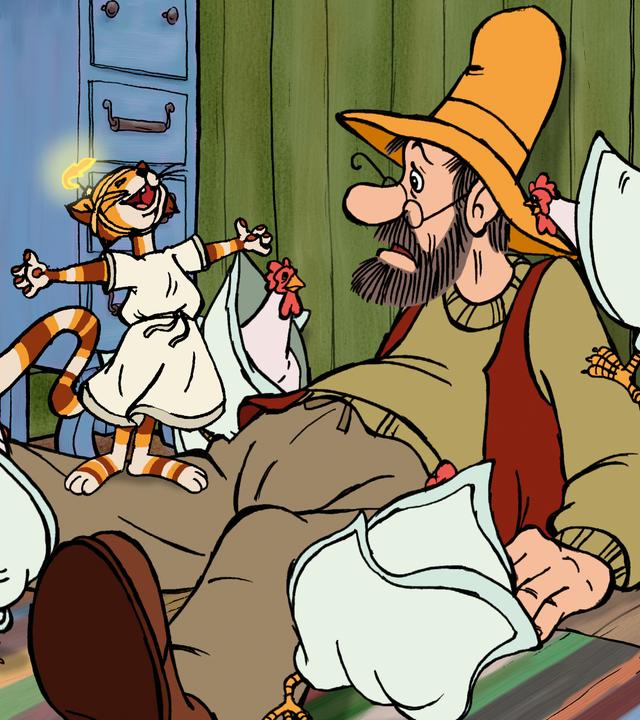 Pettersson sitzt verblüfft auf dem Fußboden. Auf seinem Bein steht der singende Findus in weißem Santa Lucia-Gewand mit Kerze auf dem Kopf. Ein paar Hühner feiern mit. 