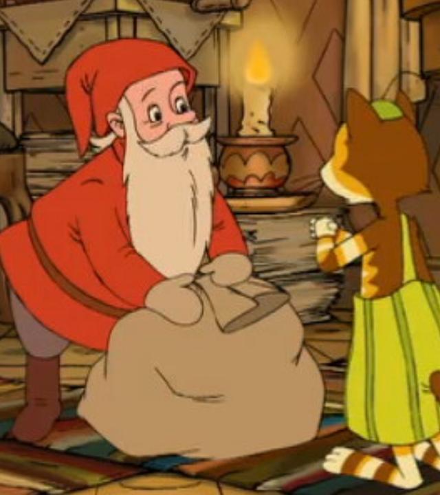 Auf dem bunten Teppich in einem gemütlichen Wohnzimmer steht ein kleiner Weihnachtsmann mit roter Mütze und langem, weißen Bart. Er hat einen großen Sack dabei. Findus steht vorfreudig vor ihm.