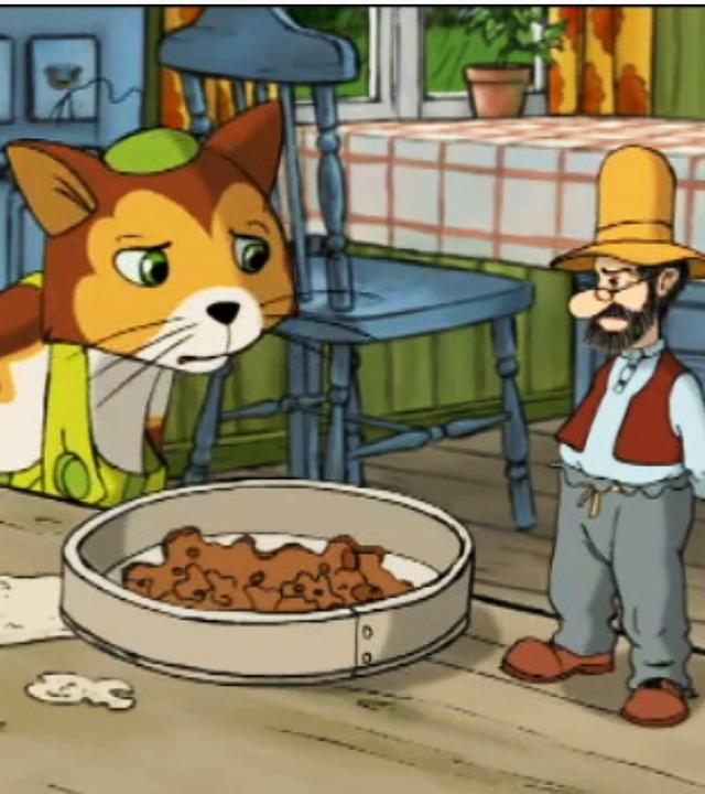 Findus hat die Größe von Pettersson angenommen und beugt sich am Tisch über eine Kuchenform mit Teig. Auf dem Tisch daneben steht Pettersson, der so klein wie Findus ist.