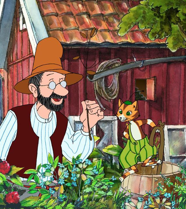 Vor dem Hintergrund des roten Holzhauses blühen im Gras eine Vielzahl von bunten Blumen. Pettersson hat sich mitten hinein in die Blumen gekniet und hält eine davon in die Luft. Offenbar erklärt er gerade seinem Kater Findus, um welche Blume es sich handelt.
