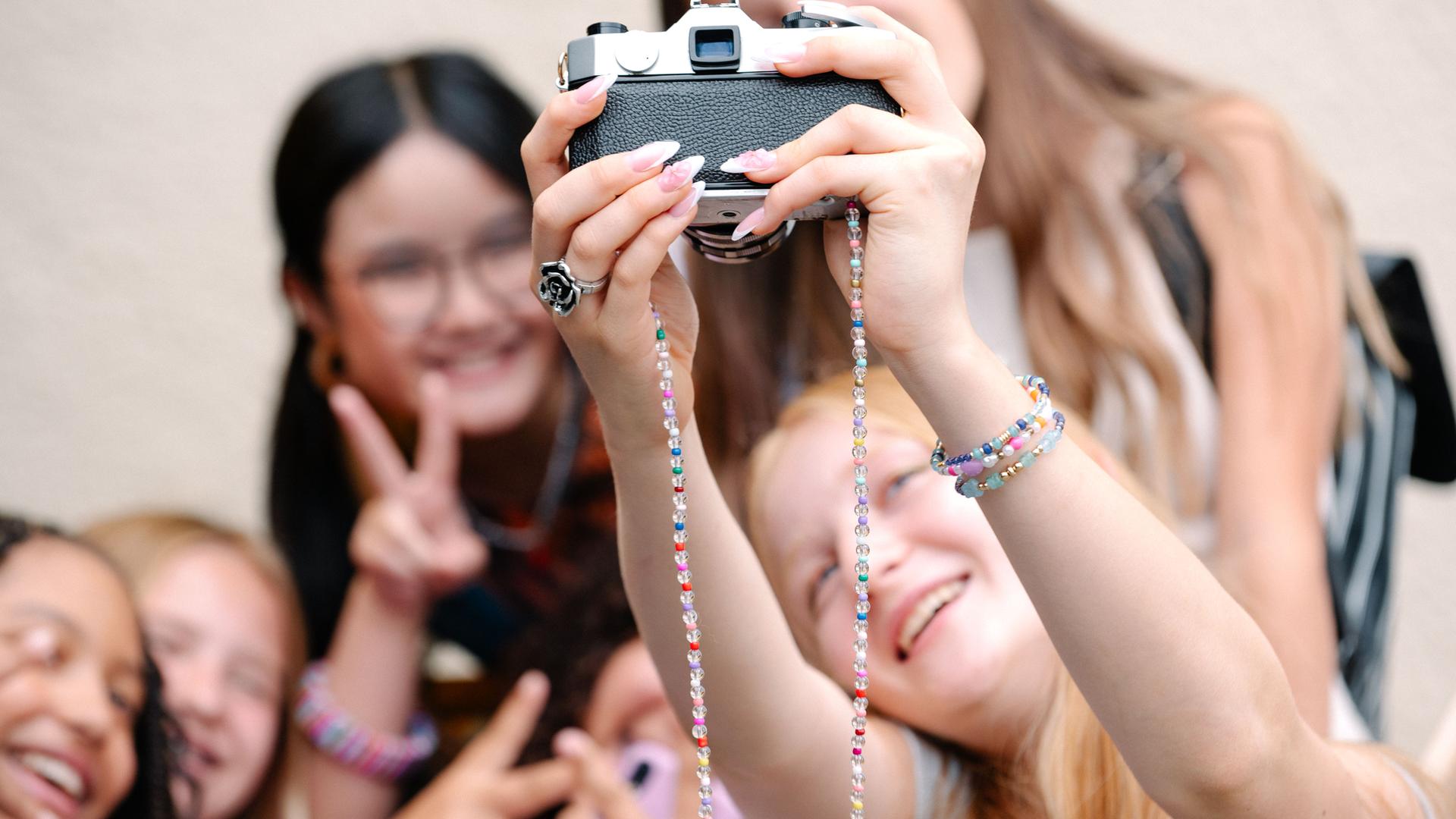 Die Mädels-Crew von ECHT friends macht ein Selfie.