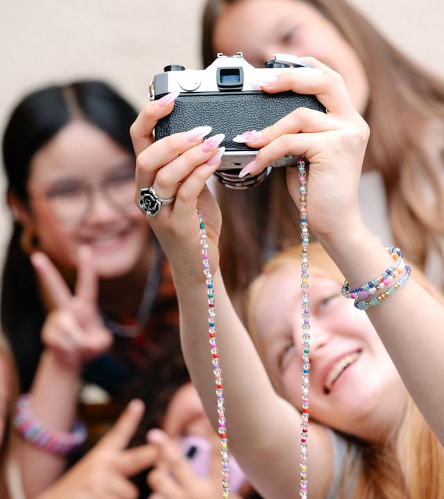 Die Mädels-Crew von ECHT friends macht ein Selfie.