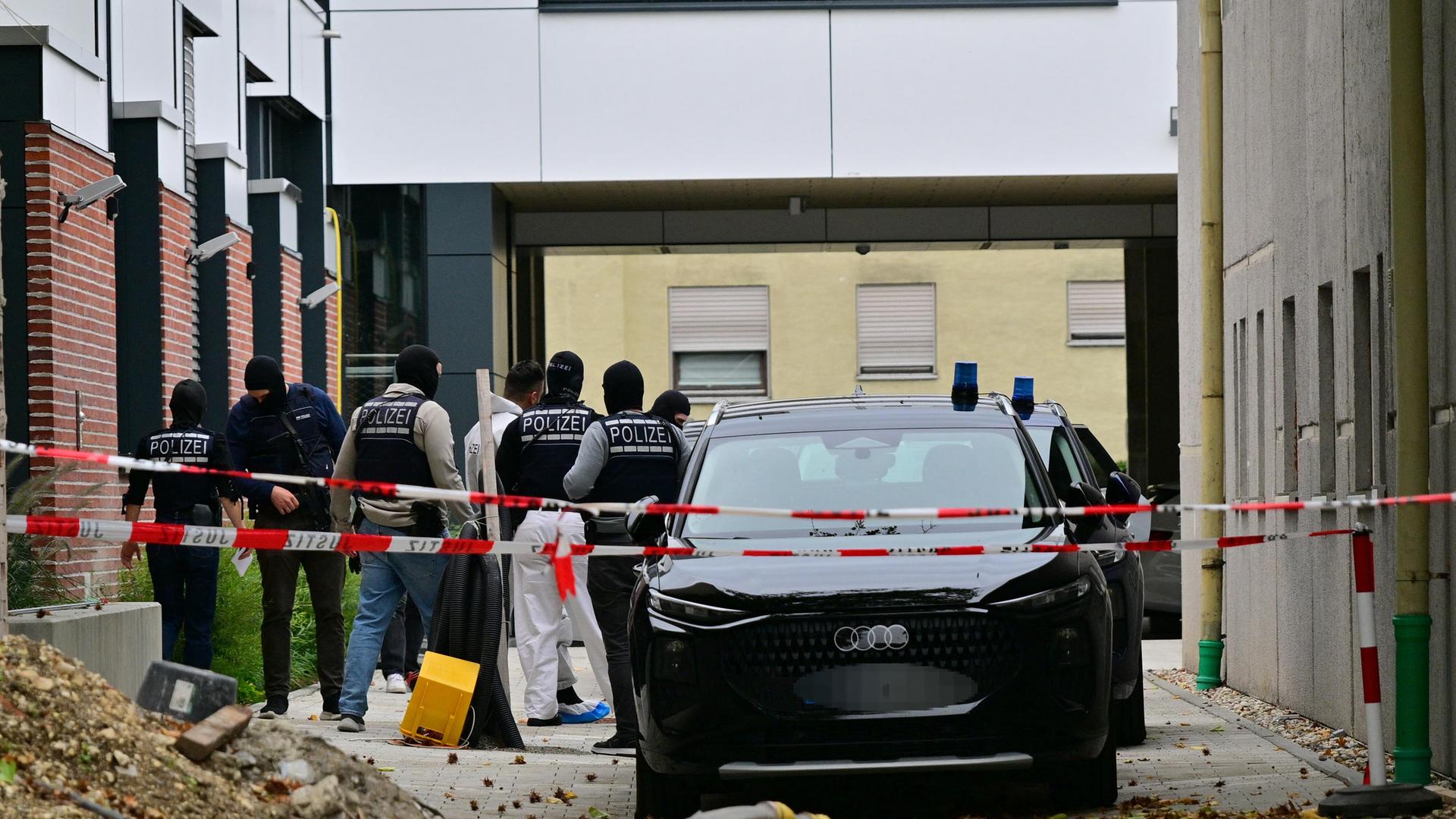 Zwei Männer werden von Polizei und Justiz vom Haftrichter am Amtsgericht zum Auto geführt. 