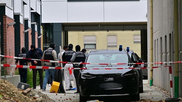 Zwei Männer werden von Polizei und Justiz vom Haftrichter am Amtsgericht zum Auto geführt. 
