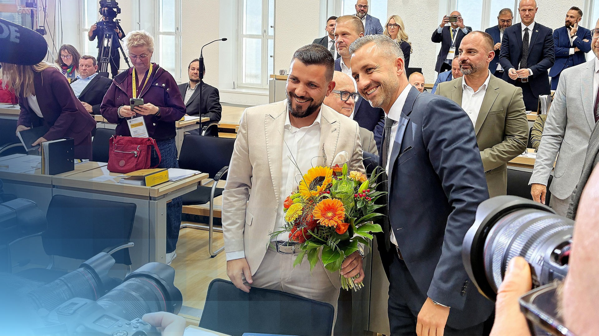 Fraktionsvorsitzender der AfD in Sachsen-Anhalt Ulrich Siegmund mit erstem AfD-Landtagspräsident Tobias Rausch mit einem hauptsächlich gelben Blumenstrau0.