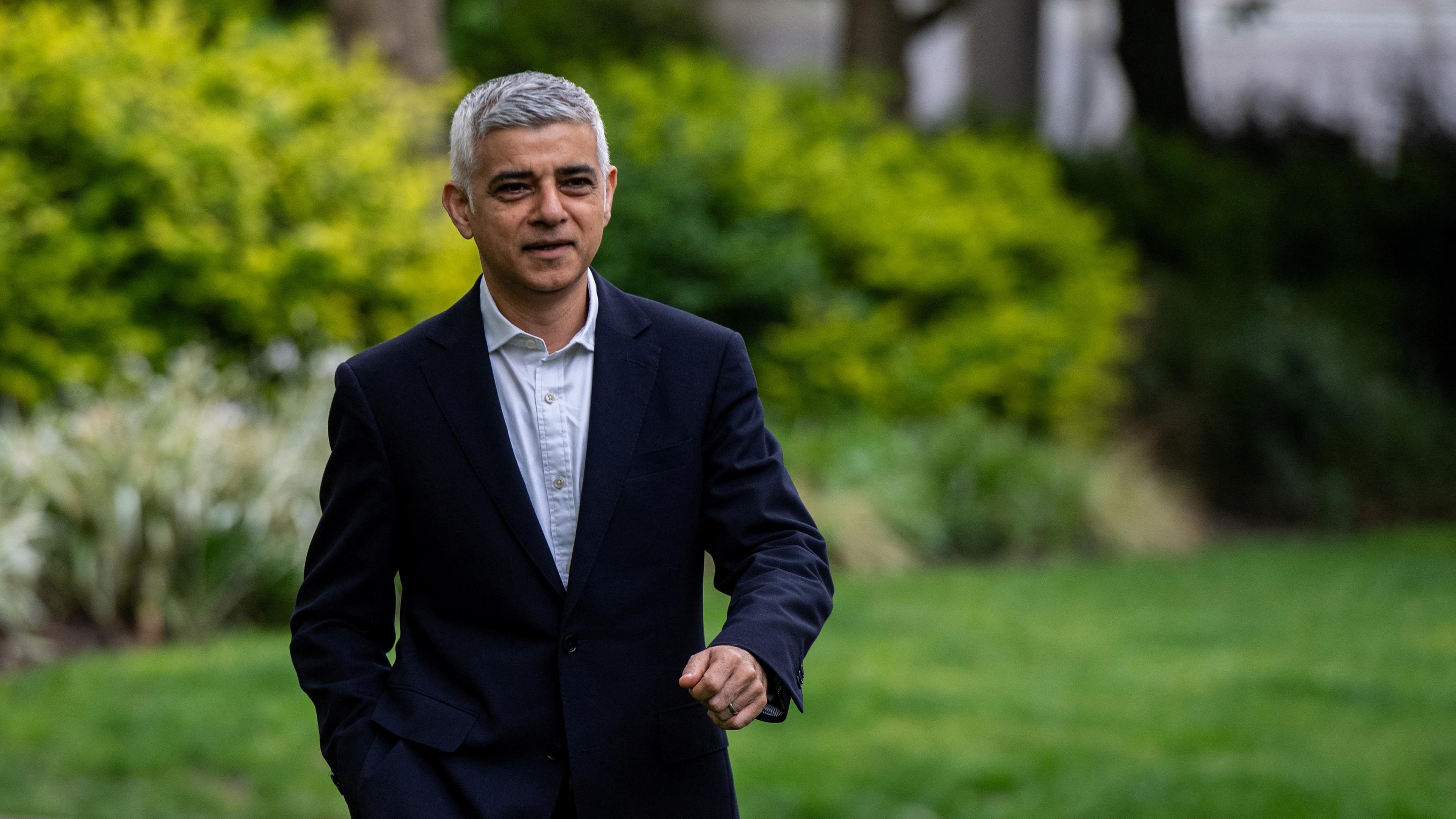 Der Londoner Bürgermeister Sadiq Khan kommt am Tag vor den Londoner Bürgermeisterwahlen am 01.05.2024 zu einem Fototermin mit Anhängern in London, Großbritannien. 