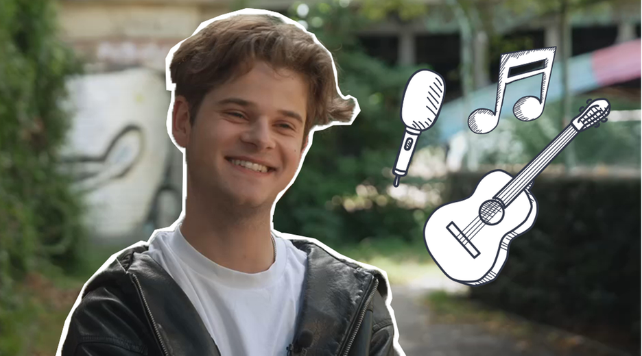 Sänger Jas, neben ihm eine gezeichnete Gitarre, Musiknote und Mikrofon 