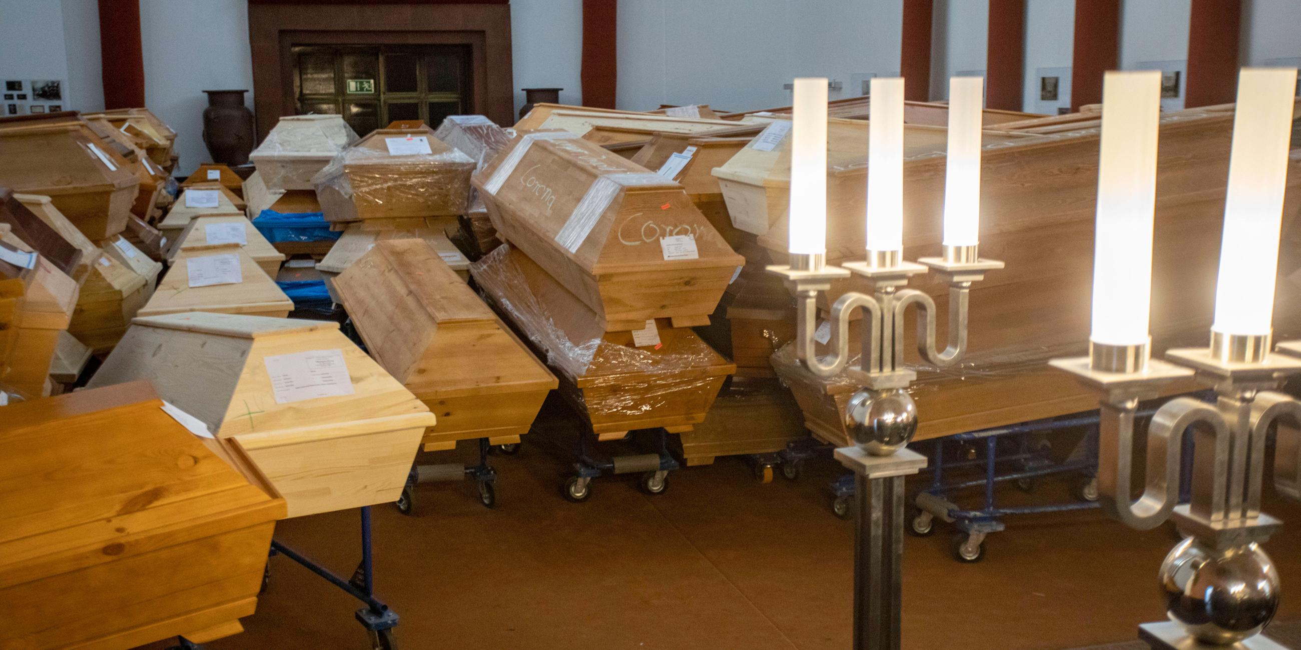 Särge stapeln sich in Meissen zum Transport in ein Krematorium
