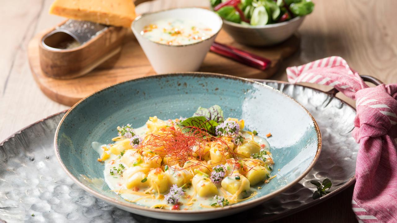 safran-gnocchi-mit-rapunzelsalat-und-roter-bete-zdfmediathek