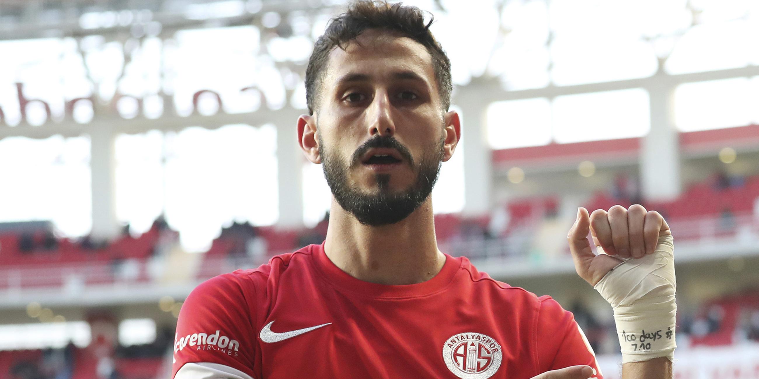 Sagiv Jehezkel von Antalyaspor zeigt nach einem Tor auf seinen bandagierten Arm.