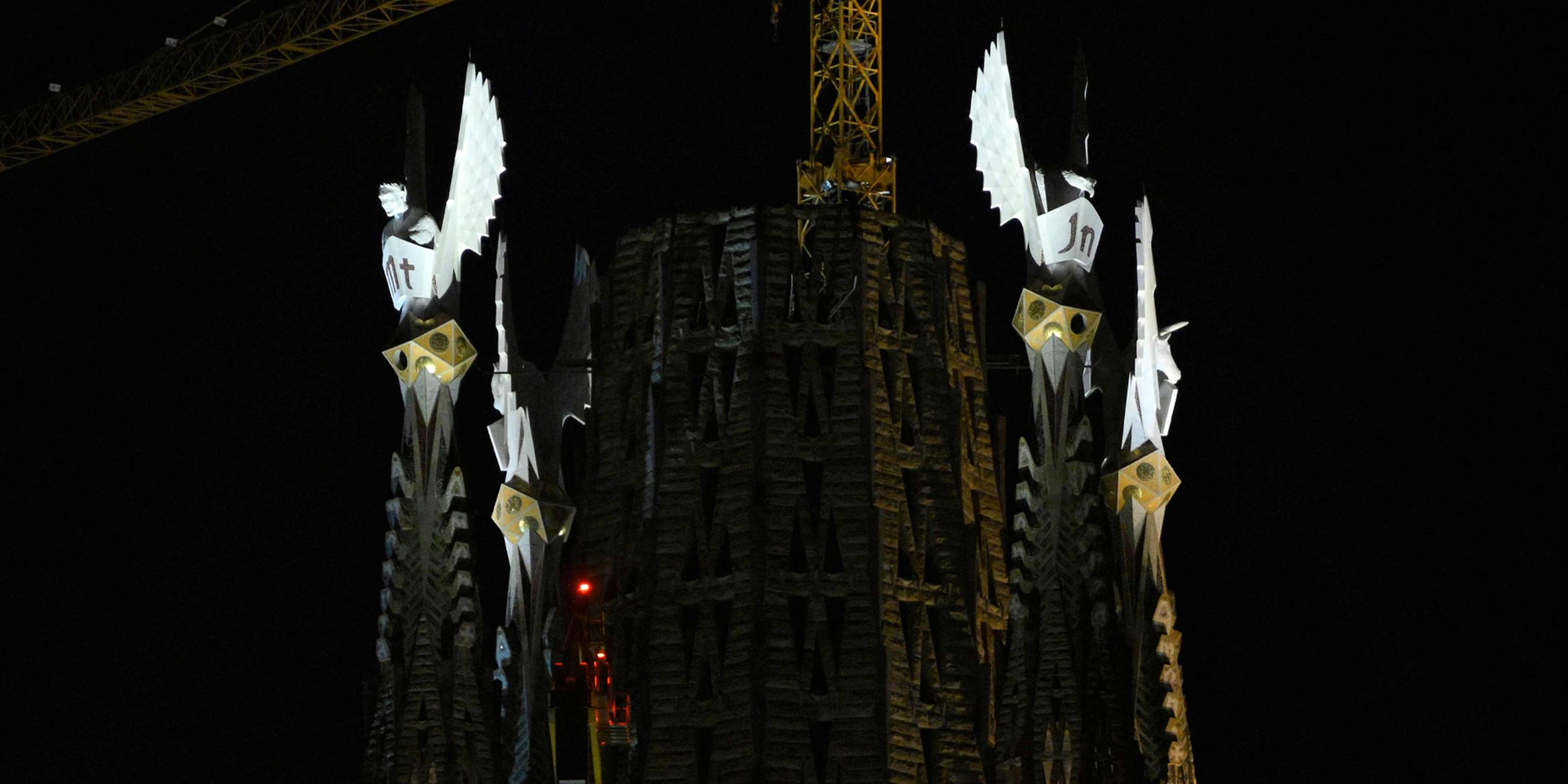 Die Zinnen der vier Türme der Sagrada-Familia-Basilika werden nach einer Segnungszeremonie zur Feier ihrer Fertigstellung am 12.11.2023 in Barcelona zum ersten Mal beleuchtet.