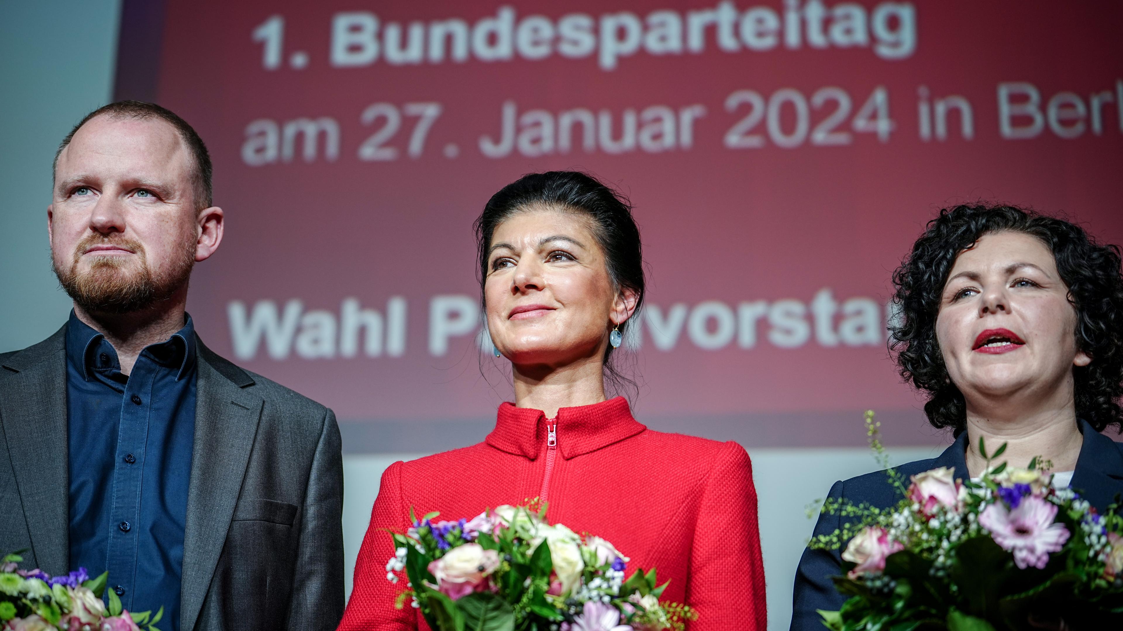 Sahra Wagenknecht (M), Christian Leye, Generalsekretär, und Amira Mohamed Ali, Parteivorsitzende, nehmen am Gründungsparteitag der neuen Wagenknecht-Partei, das "Bündnis Sahra Wagenknecht - für Vernunft und Gerechtigkeit", teil