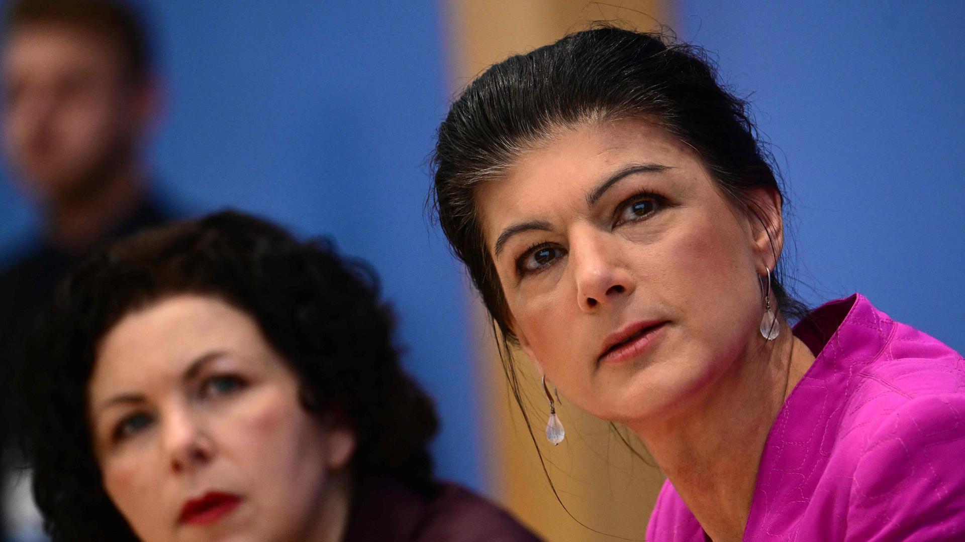 Die Co-Vorsitzenden des linken Bündnisses Sahra Wagenknecht (BSW), Sahra Wagenknecht (r.) und Amira Mohamed Ali, sprechen am 24. Februar 2025 auf einer Pressekonferenz in Berlin.