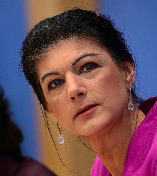 Die Co-Vorsitzenden des linken Bündnisses Sahra Wagenknecht (BSW), Sahra Wagenknecht (r.) und Amira Mohamed Ali, sprechen am 24. Februar 2025 auf einer Pressekonferenz in Berlin.