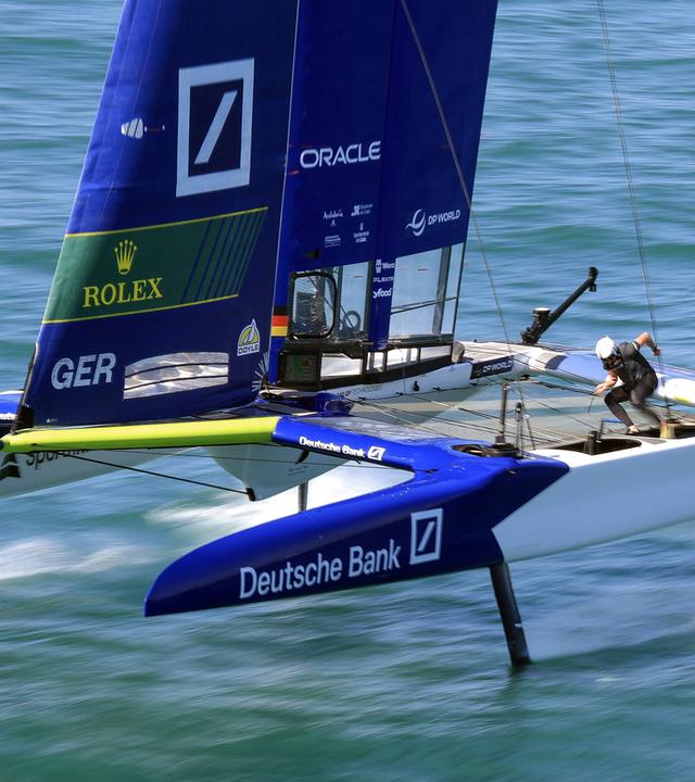 Das deutsche SailGP-Team mit Steuermann Erik Heil tritt am ersten Tag des DP World Spain Sail Grand Prix Andalucia an. (Archiv)