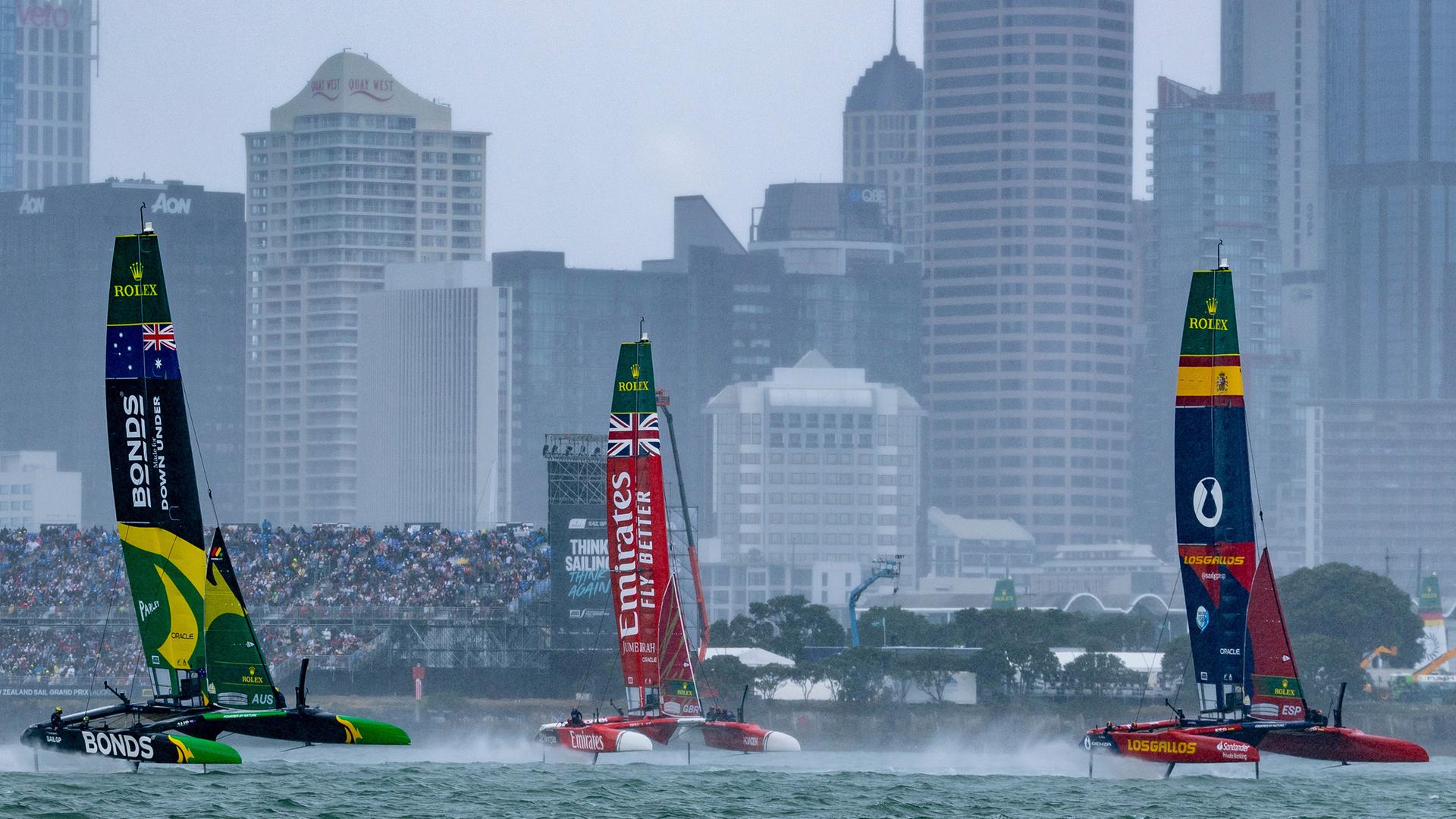 Das Los Gallos SailGP Team mit Diego Botin vor dem Emirates Great Britain SailGP Team und dem BONDS Flying Roos SailGP Team im Finale des ITM New Zealand Sail Grand Prix am 15.02.2026 in Auckland.