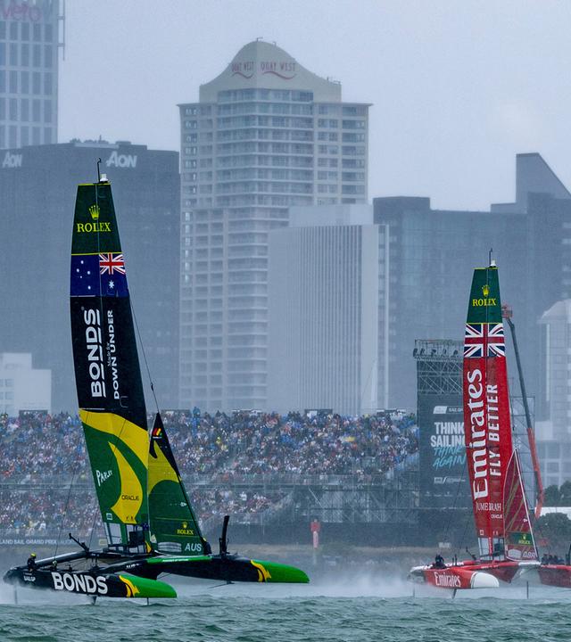 Das Los Gallos SailGP Team mit Diego Botin vor dem Emirates Great Britain SailGP Team und dem BONDS Flying Roos SailGP Team im Finale des ITM New Zealand Sail Grand Prix am 15.02.2026 in Auckland.
