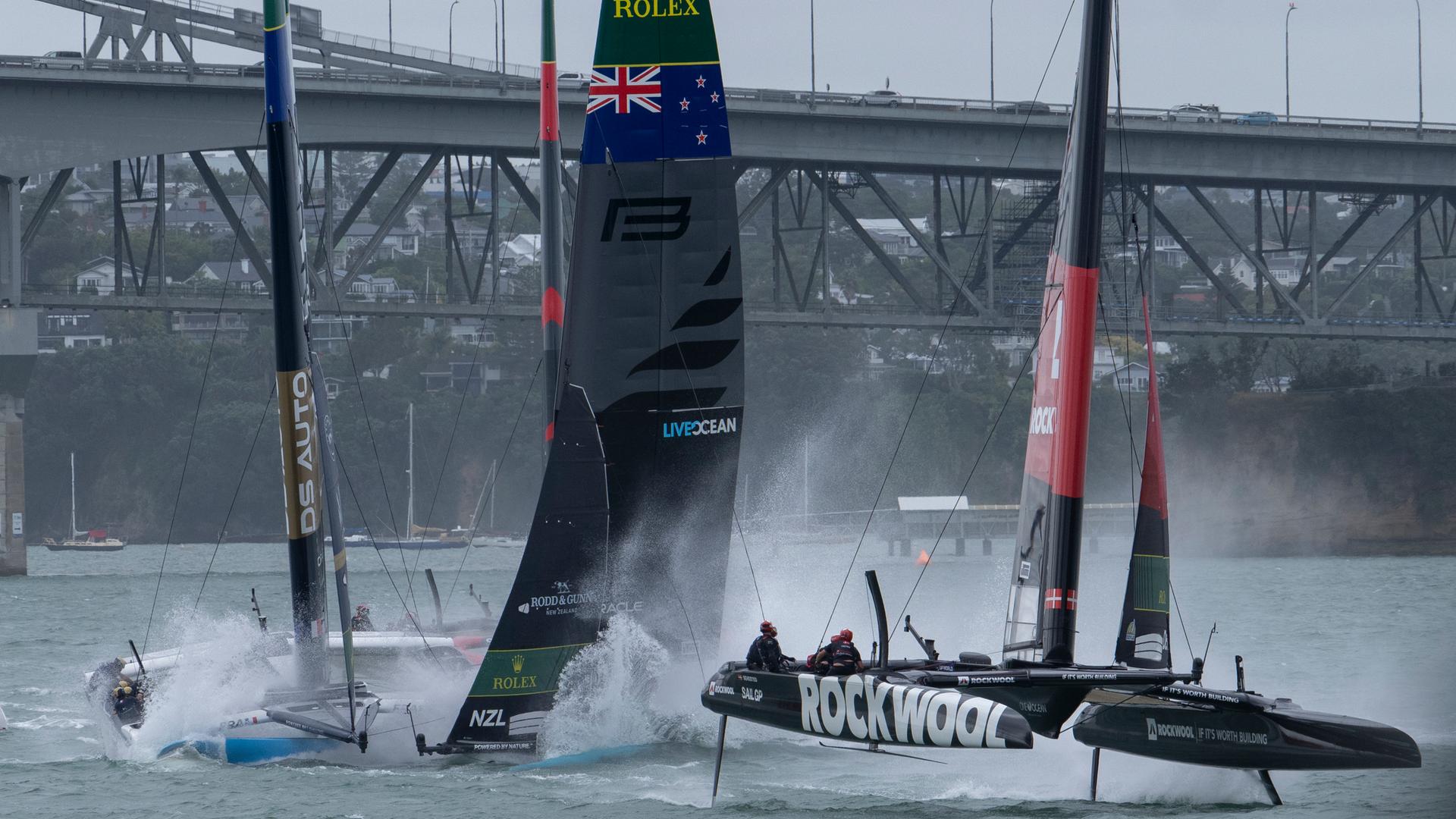 Die Boote von Neuseeland und Frankreich kollidieren beim Sail-GP-Rennen vor Auckland