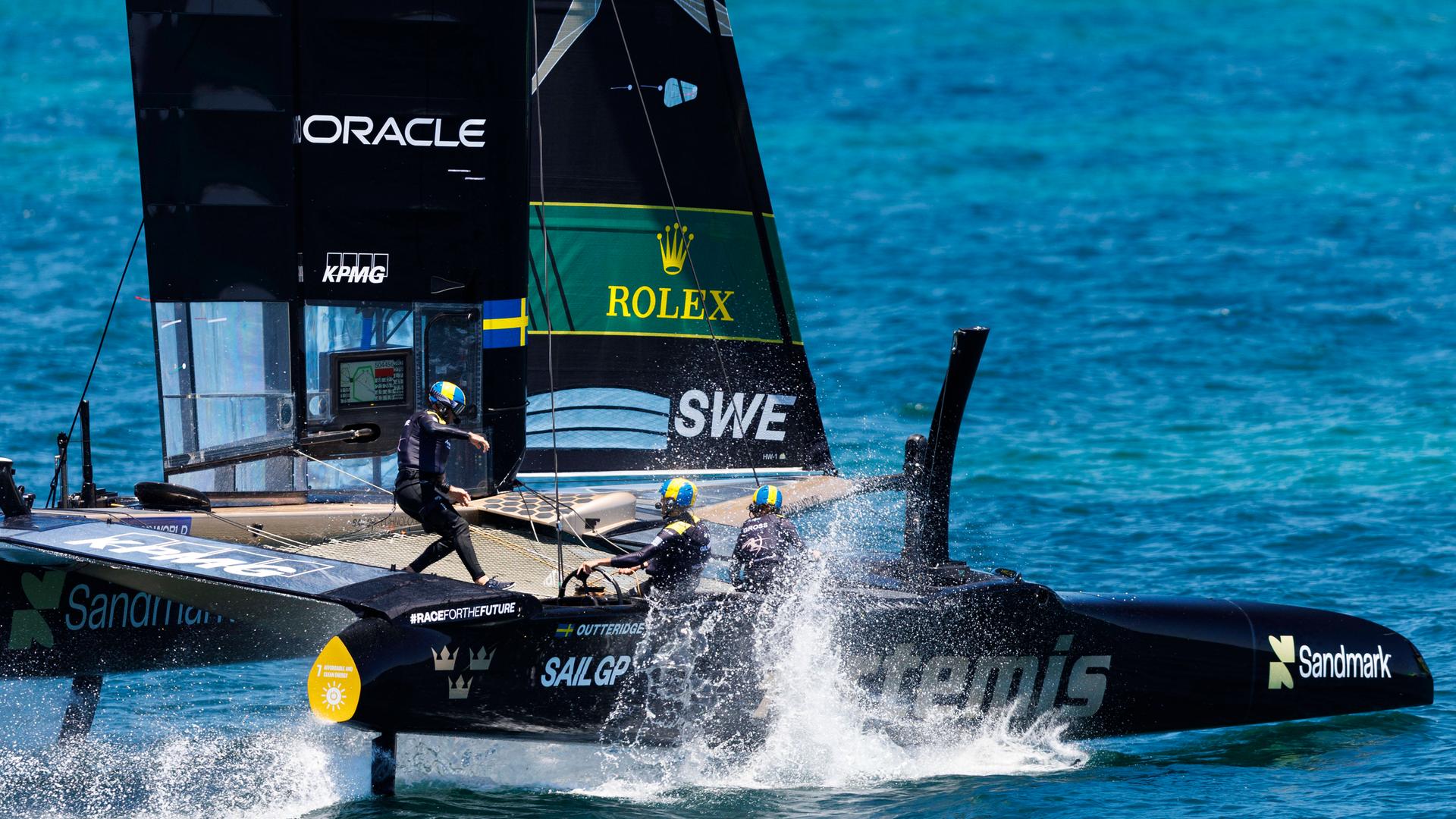 Im Segel-Weltliga SailGP in Perth ist das schwedische Team kurz davor eine Rechtskurve zu nehmen 