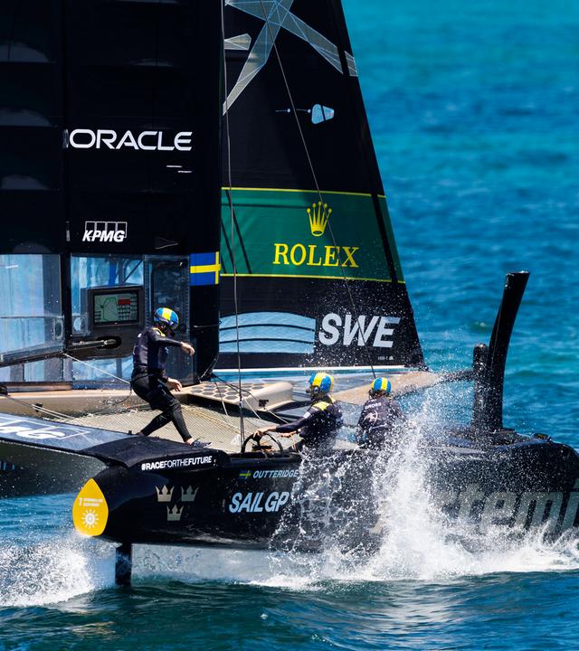 Im Segel-Weltliga SailGP in Perth ist das schwedische Team kurz davor eine Rechtskurve zu nehmen 