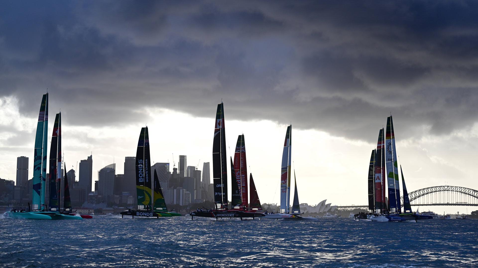 Das Teilnehmerfeld beim Start von Rennen 4 am ersten Renntag des SailGP im Hafen von Sydney am 28. Februar 2026.