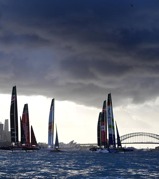 Das Teilnehmerfeld beim Start von Rennen 4 am ersten Renntag des SailGP im Hafen von Sydney am 28. Februar 2026.