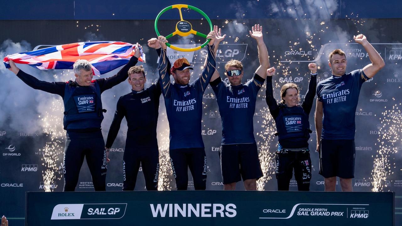 Das Team Emirates GBR. Links außen jubelt Flügeltrimmer Stu Bithell, der den großen Segelflügel in der vergangenen Saison noch für Team Germany bändigte und jetzt sein Heimteam stark macht.