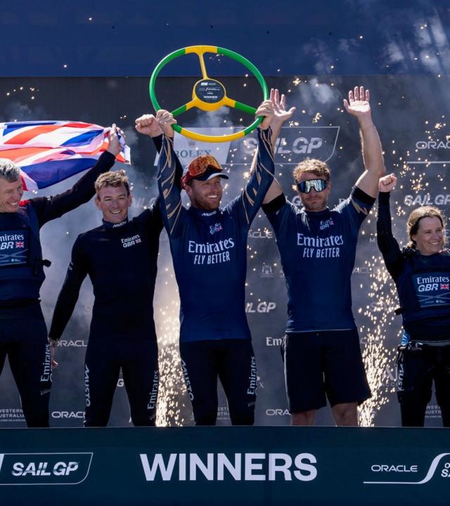 Das Team Emirates GBR. Links außen jubelt Flügeltrimmer Stu Bithell, der den großen Segelflügel in der vergangenen Saison noch für Team Germany bändigte und jetzt sein Heimteam stark macht.