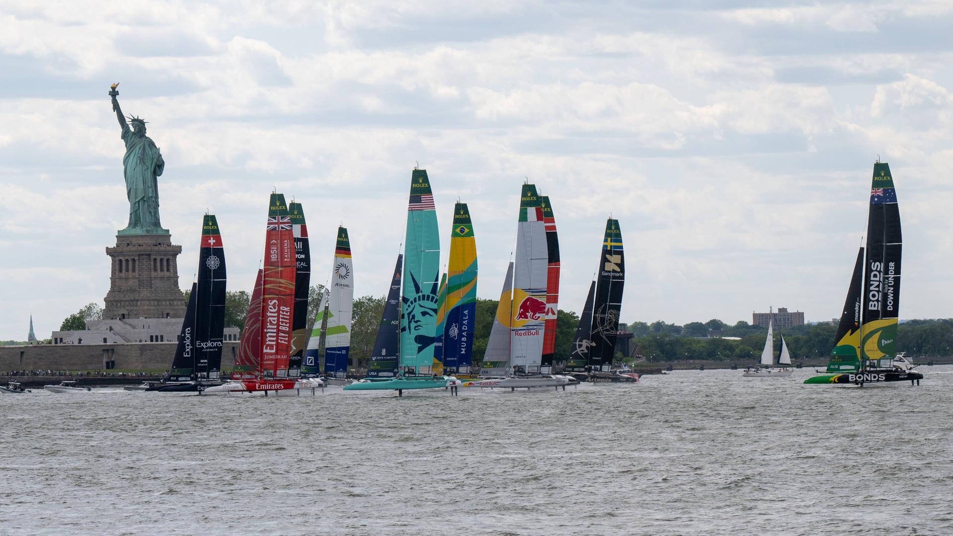 Die Katamarane der Nationalteams segeln beim New York Sail Grand Prix 2026 vor der Freiheitsstatue