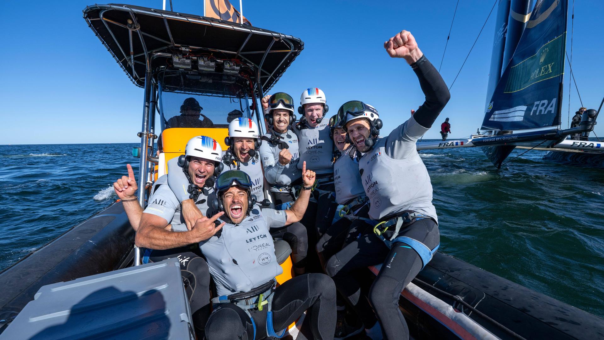 Frankreichs SailGP-Team sitzt im Boot und feiert den Sieg im Final-Rennen von Sassnitz