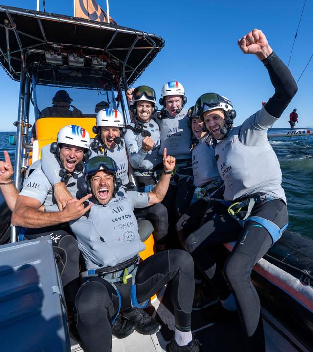 Frankreichs SailGP-Team sitzt im Boot und feiert den Sieg im Final-Rennen von Sassnitz