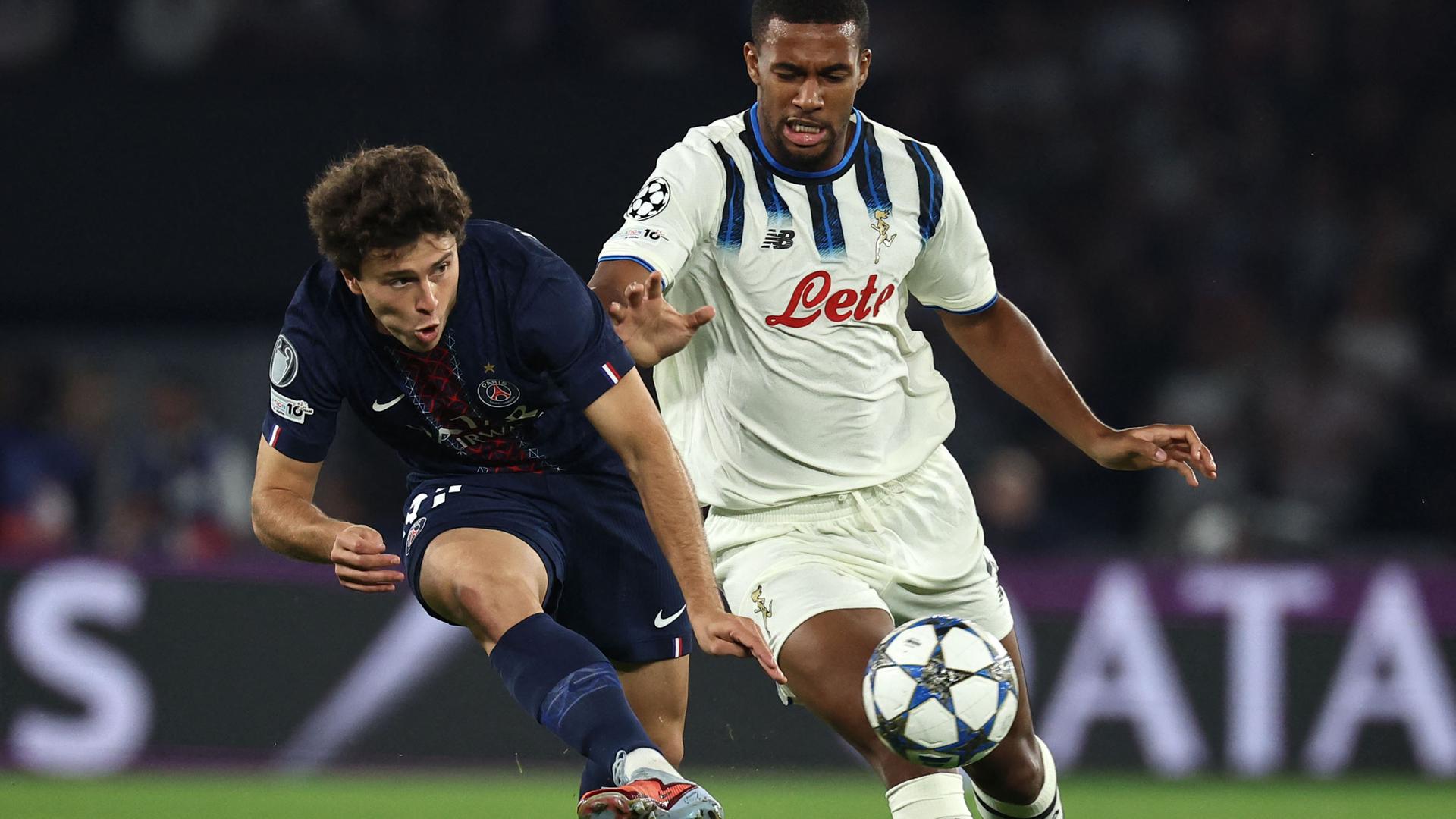 João Neves (87, Paris Saint-Germain) und Isak Hien (4, Atalanta) kämpfen um den Ball.