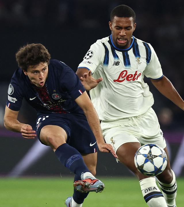 João Neves (87, Paris Saint-Germain) und Isak Hien (4, Atalanta) kämpfen um den Ball.