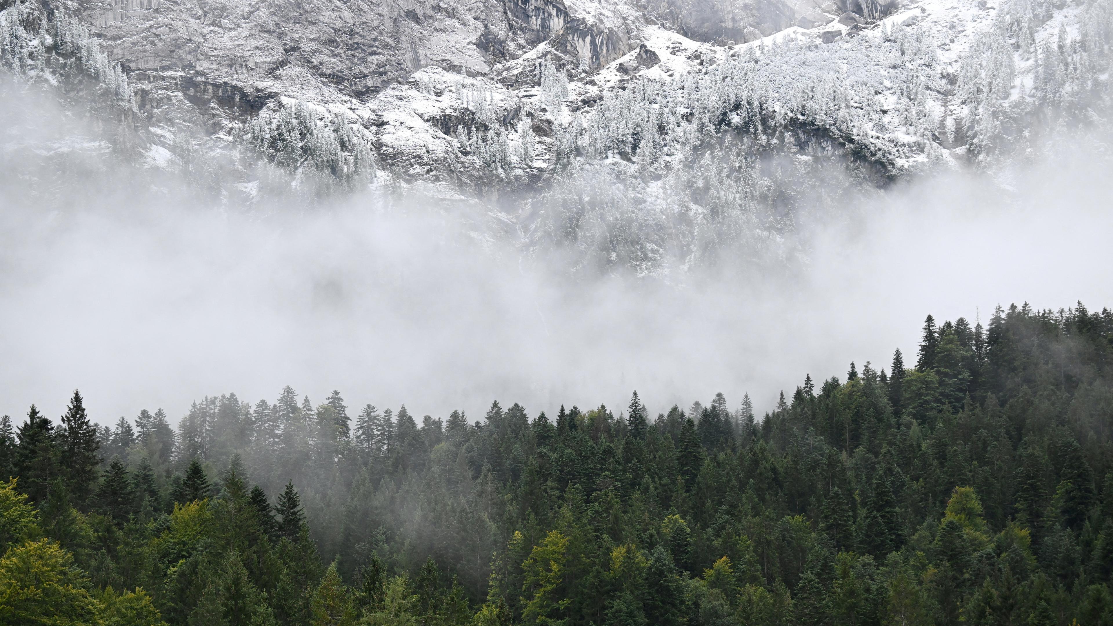Sicht auf die vom Schnee bedeckte Zugspitze. 