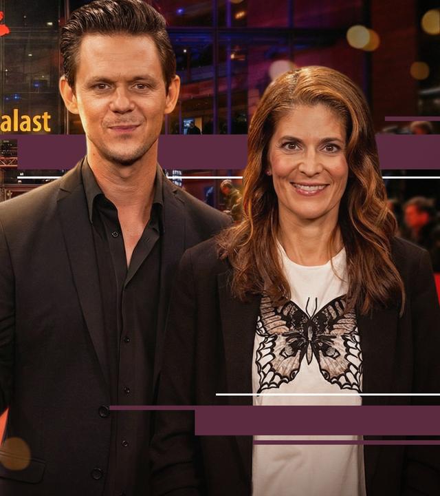 Die "aspekte"-Moderatoren Katty Salié und Jo Schück stehen vor dem Berlinale Palast auf dem roten Teppich. Hinter ihnen ist die Absperrung und das Blitzgewitter der Fotografen sowie das leuchtende Berlinale-Logo zu sehen. Jo Schück hält einen goldenen Bären in der ausgestreckten Hand.