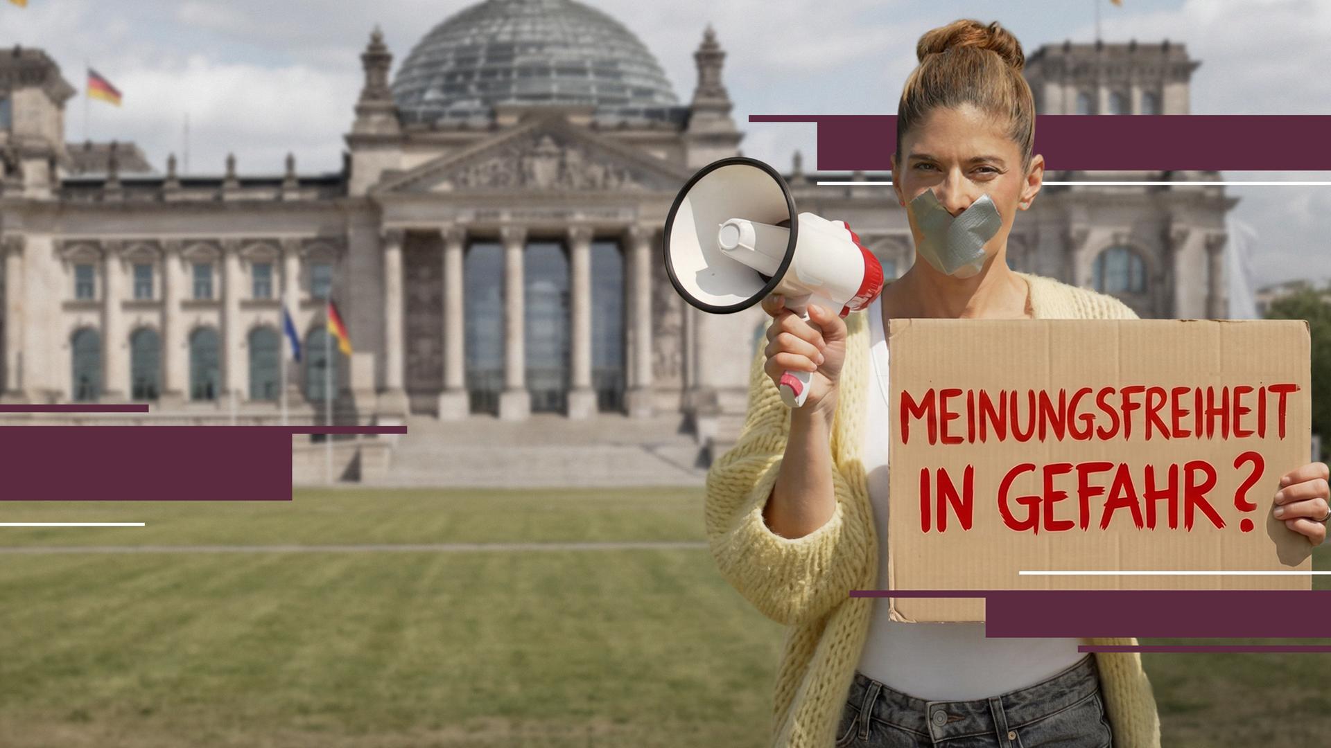 Moderatorin Katty Salié steht vor dem Reichstagsgebäude in Berlin. Sie hält ein Megafon in der rechten Hand und ein Pappschild mit der Aufschrift „Meinungsfreiheit in Gefahr?“ in der linken. Ihr Mund ist mit silbernem Klebeband überklebt.