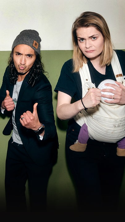 Thomas Spitzer, Salim Samatou und Hazel Brugger stehen vor einer grünen Wand. 